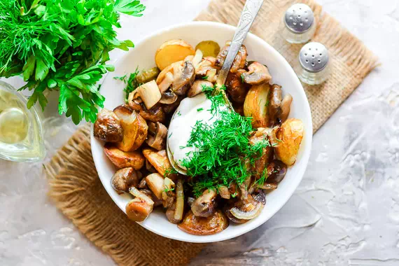 Салат с курицей грибами картошкой рецепт фото 7